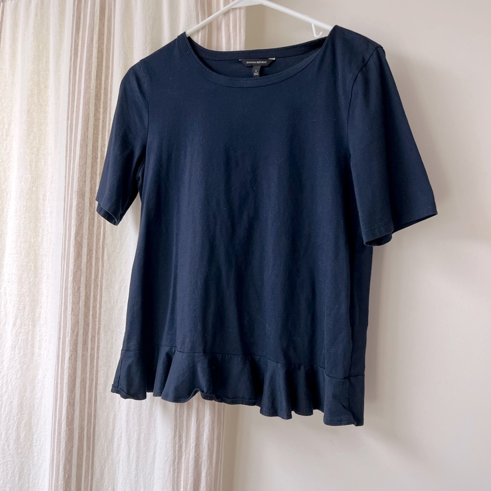 Banana republic navy blue women’s short sleeve ruffle hem t shirt, size small